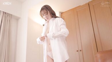 【中文字幕】夫妇ゲンカで家を飞び出した隣の奥さんに贷してあげたワイシャツの隙间から见える乳首＆パンチラの诱惑に负けて薄壁一枚を隔てたご近所不伦